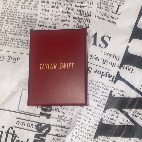 Taylor Swift key necklace RED TV *nwt - Picture 3 of 4